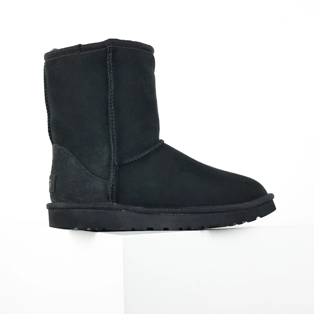 Pick up locally 💰600 Core recommended good price Cashmere insoles are a very suitable choice for keeping warm in winter and at home. In the new year, uug launched a series of styles, which are partially geared towards the preferences of young consumers and have also moved to the forefront of fashion trends. Shoe body material Water-repellent coated suede upper 17mm UGGPURE™ implanted wool insole Lightweight non-slip comfortable rubber outsole With brand LOGO Trademark Comes with a full set of packaging Size: 35 36 37 38 39 40